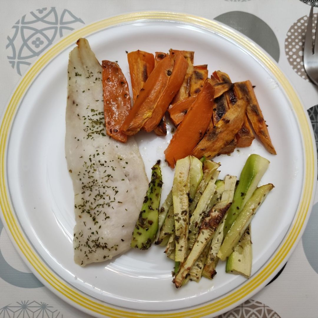Merluza con sticks de calabacín y boniato al horno Merluza con sticks de calabacín y boniato al horno