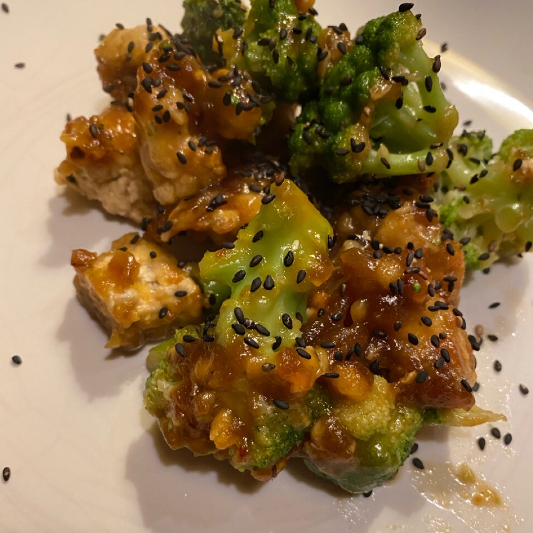Tofu con brócoli estilo asiático Tofu con brócoli estilo asiático