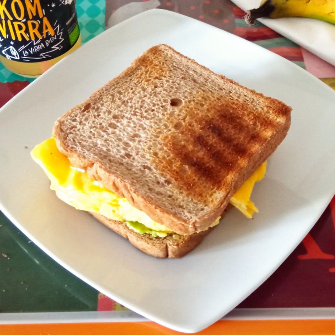Sandwich con aguacate, tortilla y queso