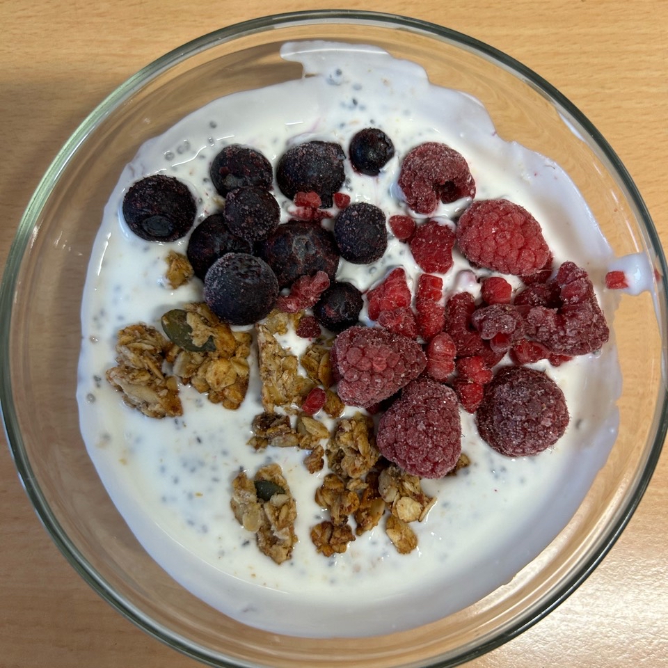 Kefir con frutos rojos, semillas y granola