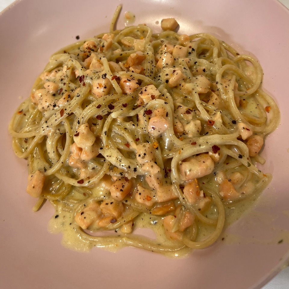 Espaguetis integrales con salmón, leche de coco, limón y parmesano Espaguetis integrales con salmón, leche de coco, limón y parmesano