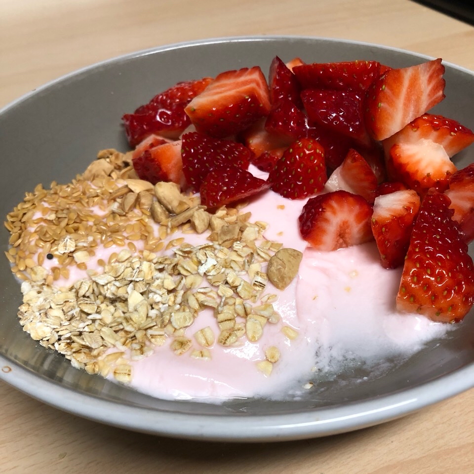 Yogur, fresas, semillas, copos y almendras Yogur, fresas, semillas, copos y almendras