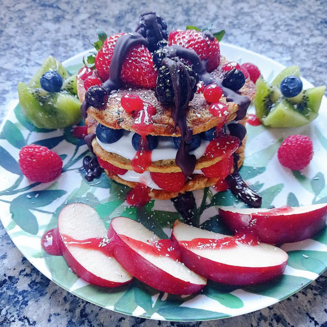 Tortitas 🥞de manzana 🍎 , plátano 🍌y frutos rojos ❤️ Tortitas 🥞de manzana 🍎 , plátano 🍌y frutos rojos ❤️