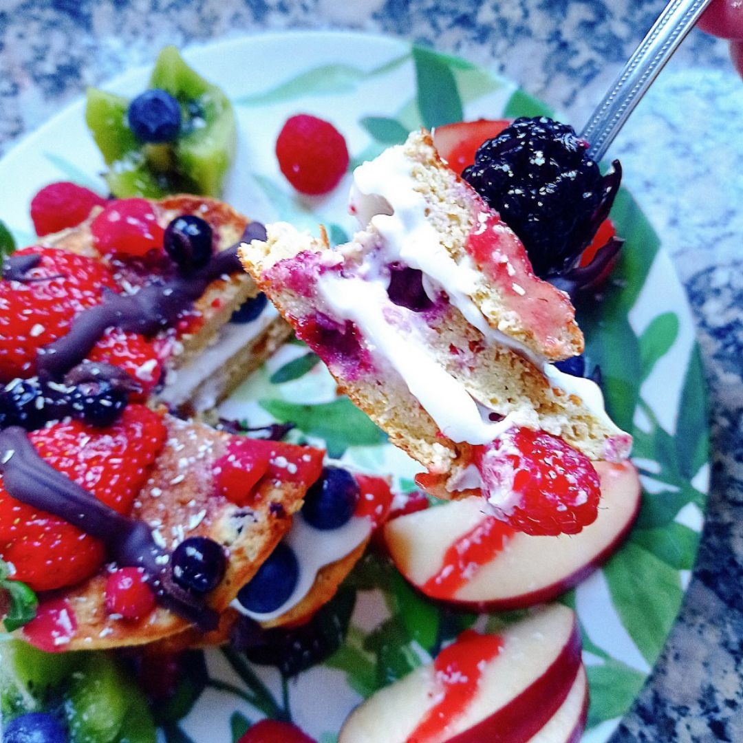 Tortitas 🥞de manzana 🍎 , plátano 🍌y frutos rojos ❤️ Paso 6 Tortitas 🥞de manzana 🍎 , plátano 🍌y frutos rojos ❤️ Paso 6