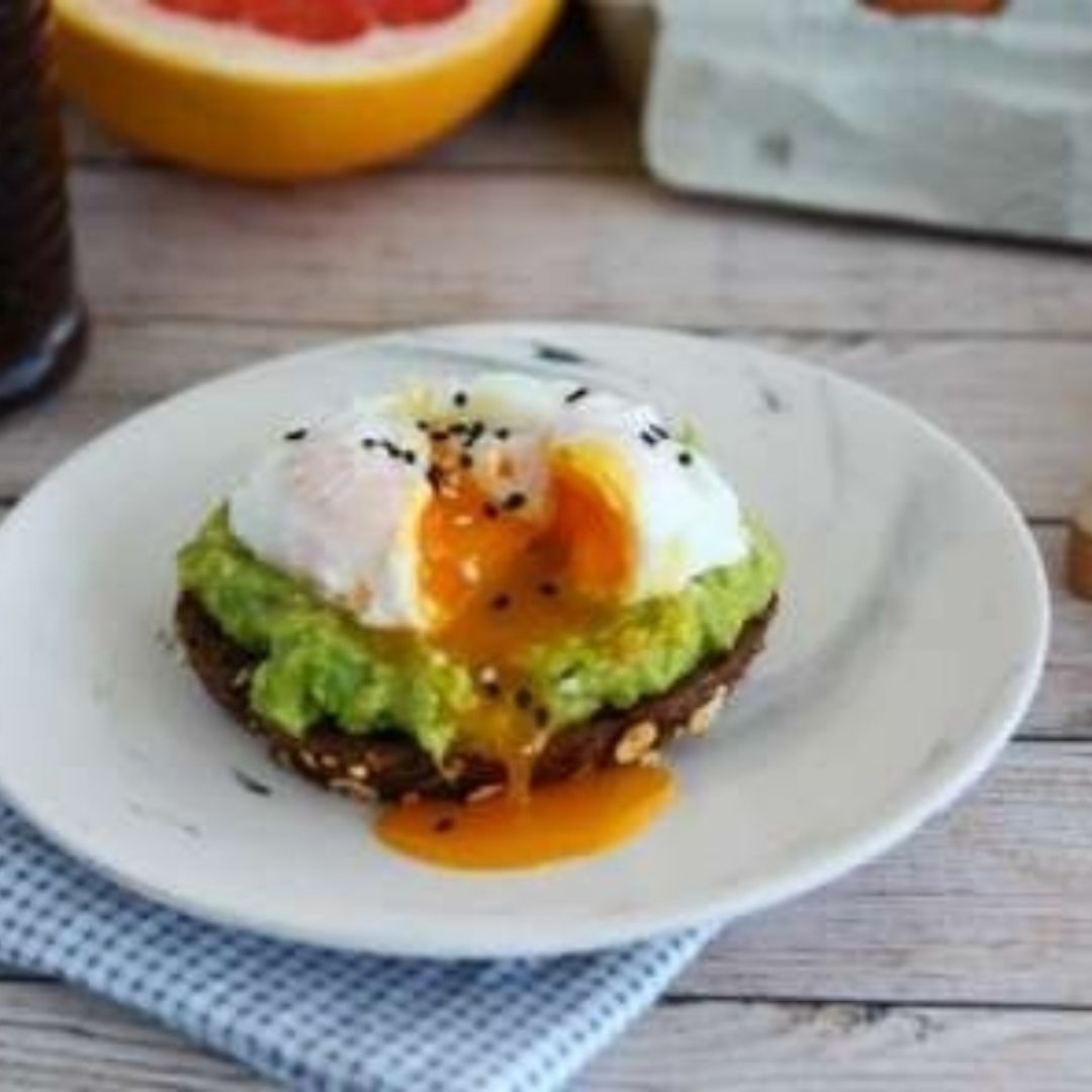 Tostada de aguacate y huevo poche Tostada de aguacate y huevo poche