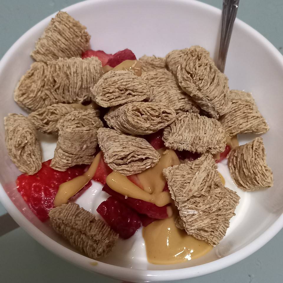 Yogur con cereales y fresas