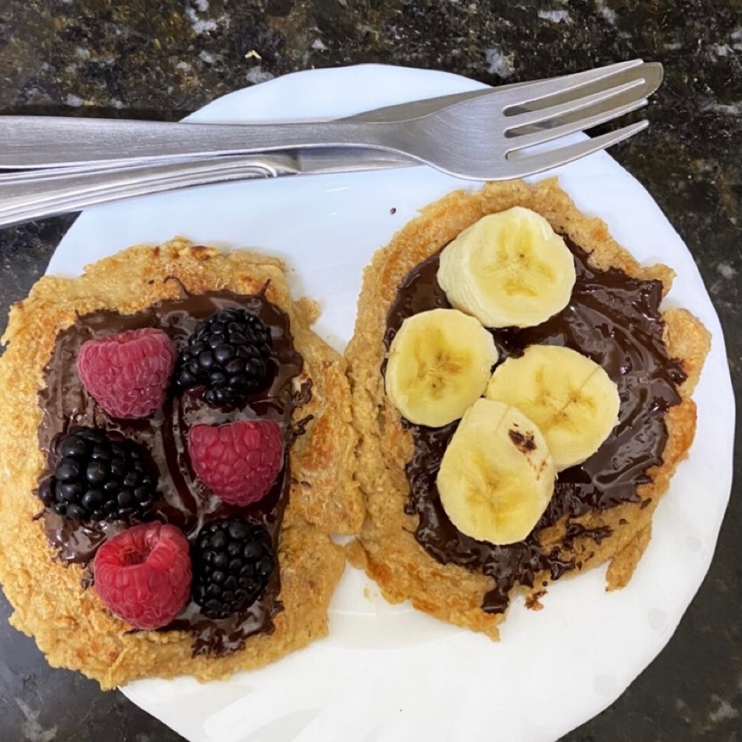 Tortitas de avena con chocolate 85% plátano, frambuesas y moras 
