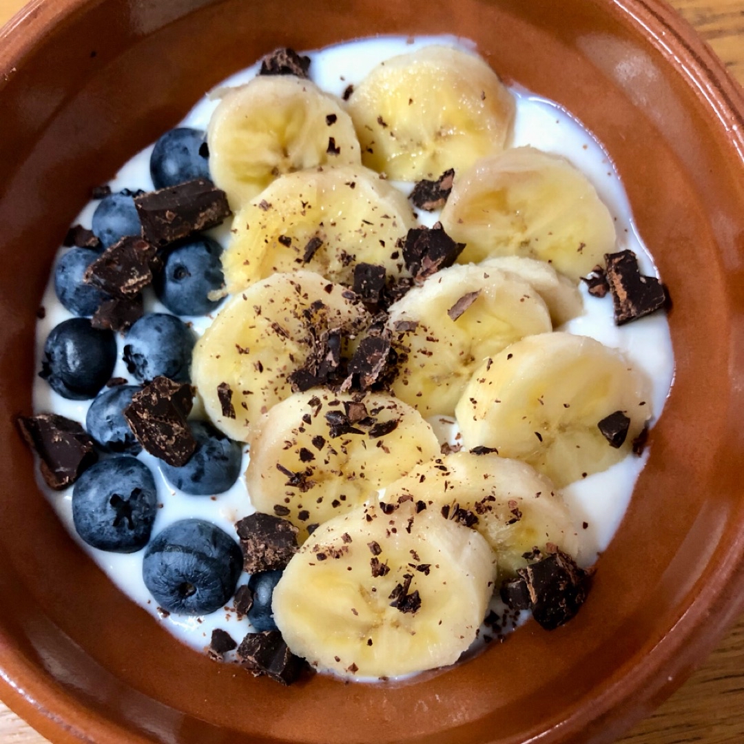 Yogur de soja con avena, plátano, arándanos y chocolate 85% Paso 1