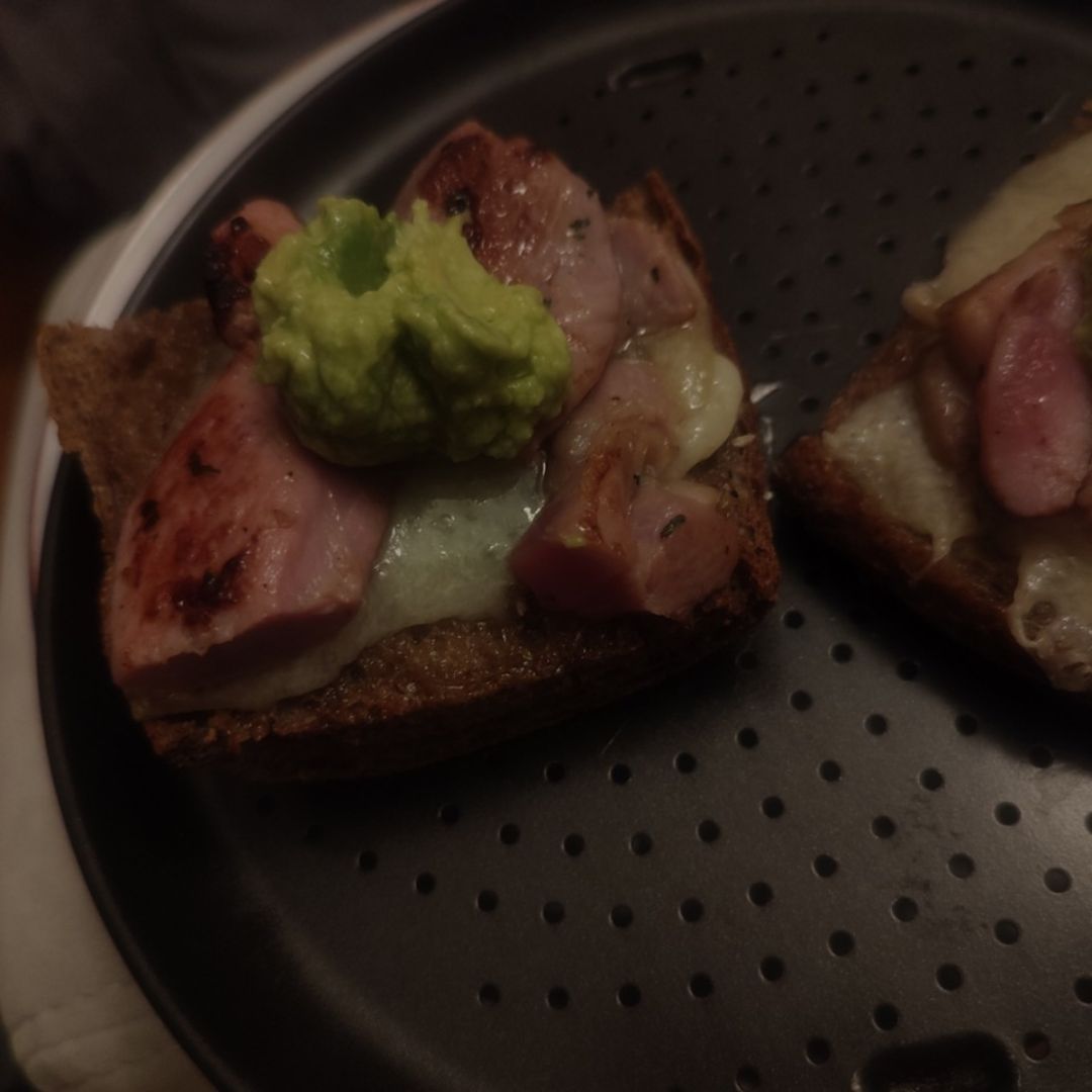Bocadillo realfooder de pavo marinado, queso idiazabal y aguacate. Bocadillo realfooder de pavo marinado, queso idiazabal y aguacate.