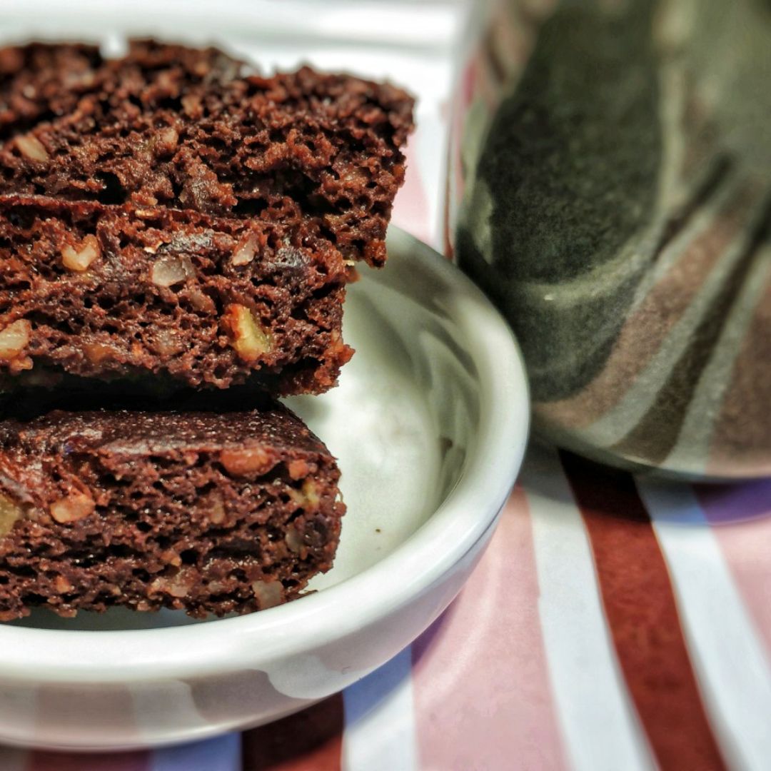BROWNIE CON MANZANA Y PLÁTANO BROWNIE CON MANZANA Y PLÁTANO