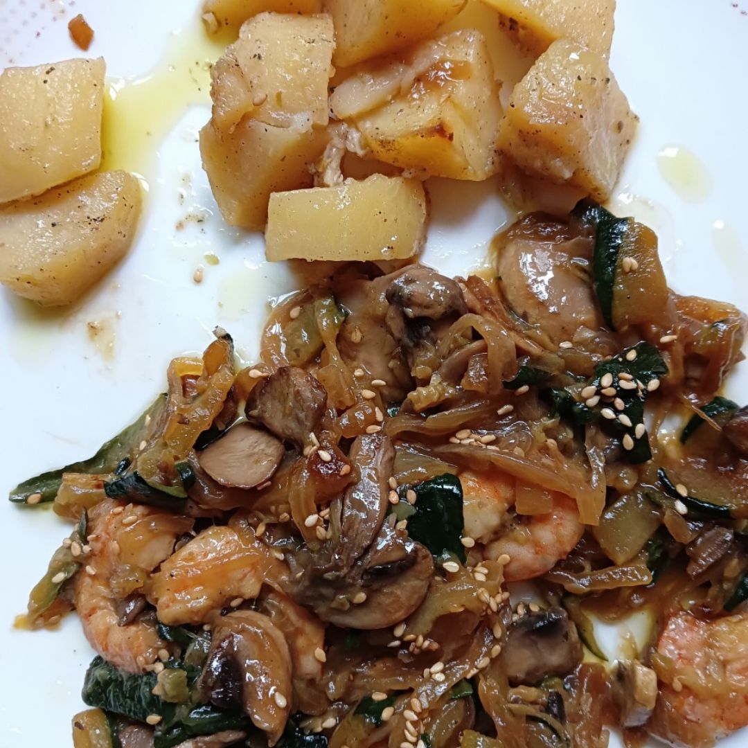 Salteado calabacín, cebolla, chapiñones con langostinos con soja Salteado calabacín, cebolla, chapiñones con langostinos con soja