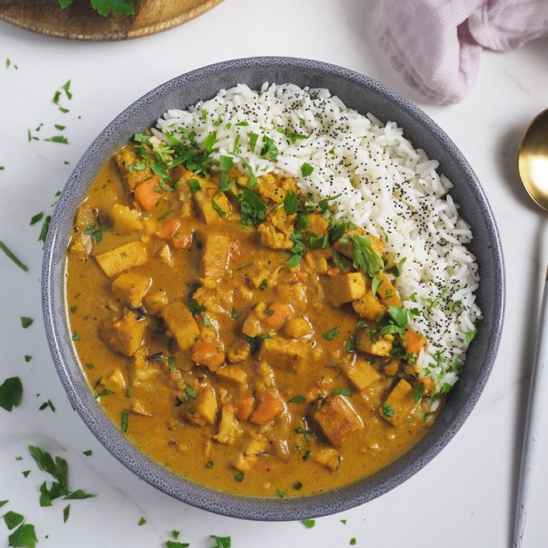 Curry de verduras y tofu con arroz