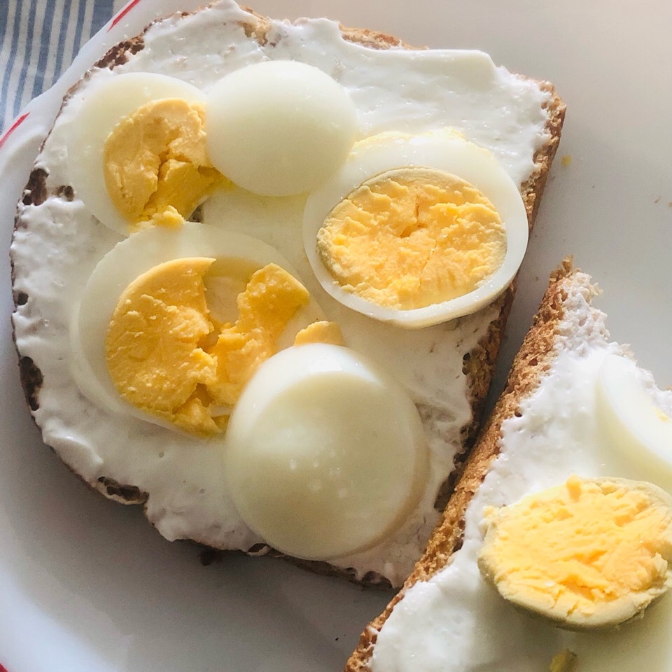 Tostada integral con queso fresco y huevo