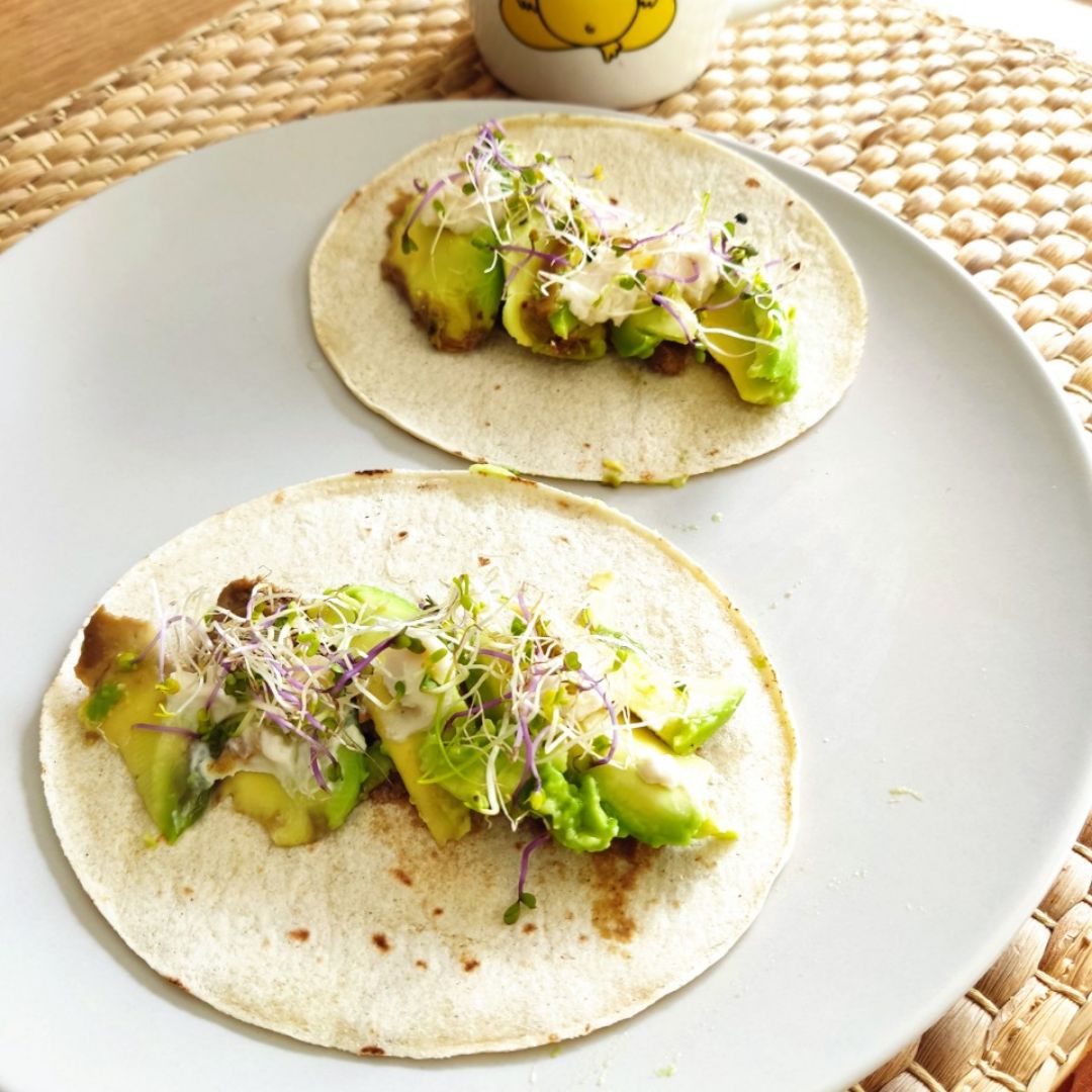 Tacos desayuno - aguacate tahini germinados Tacos desayuno - aguacate tahini germinados
