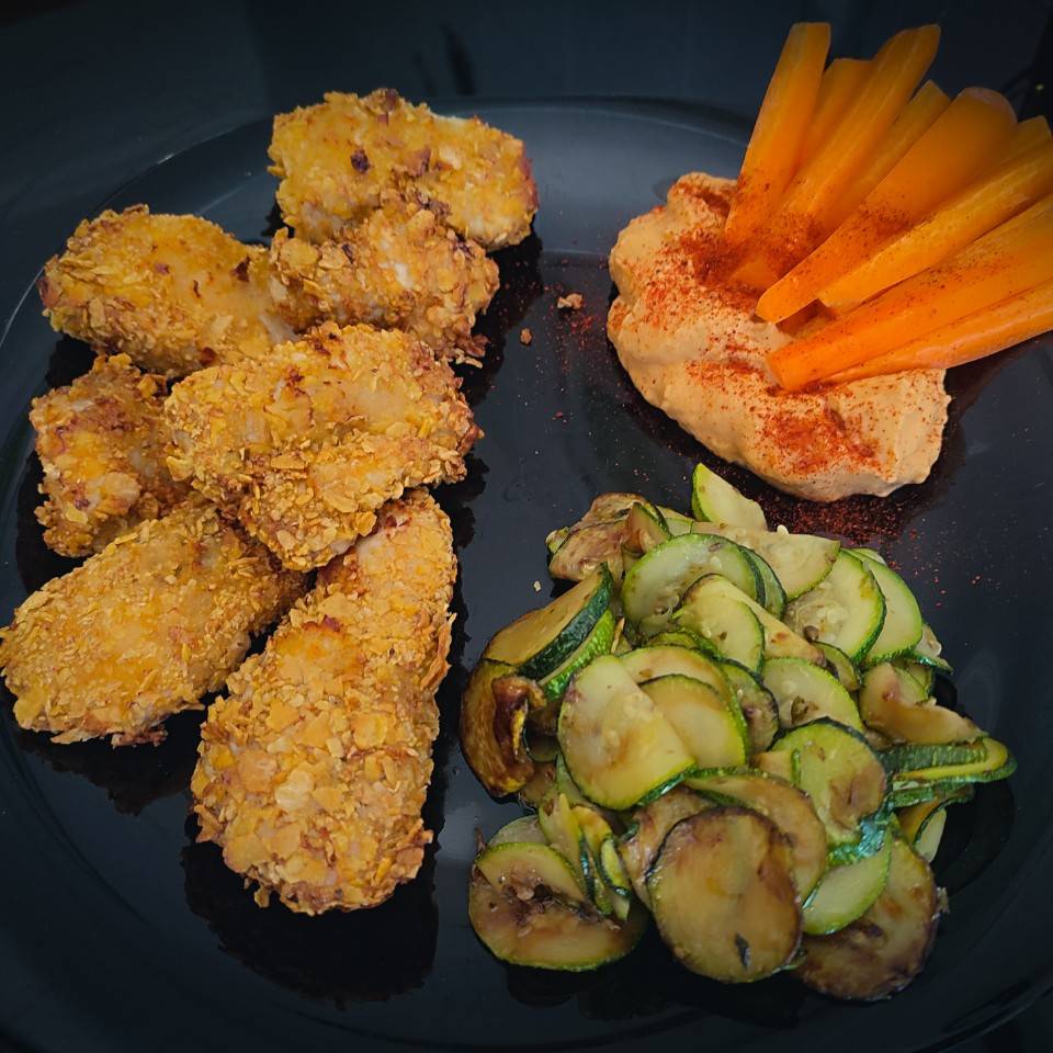 Nuggets de pollo con hummus y verduras Nuggets de pollo con hummus y verduras
