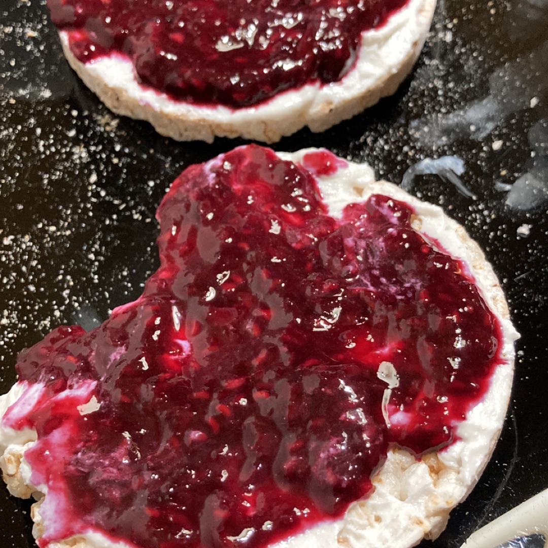Tortitas de arroz con queso y mermelada