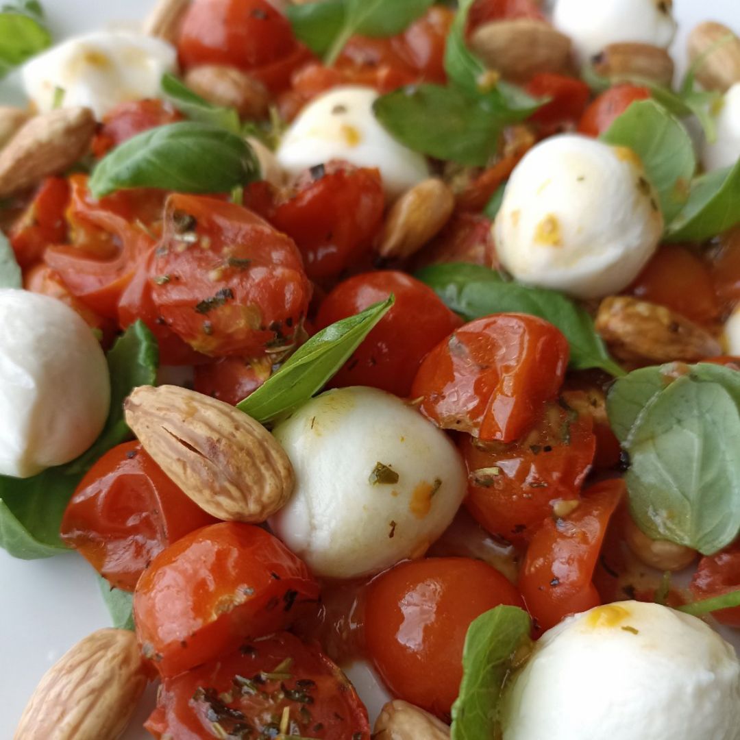 Ensalada caprese con tomates cherry al horno 