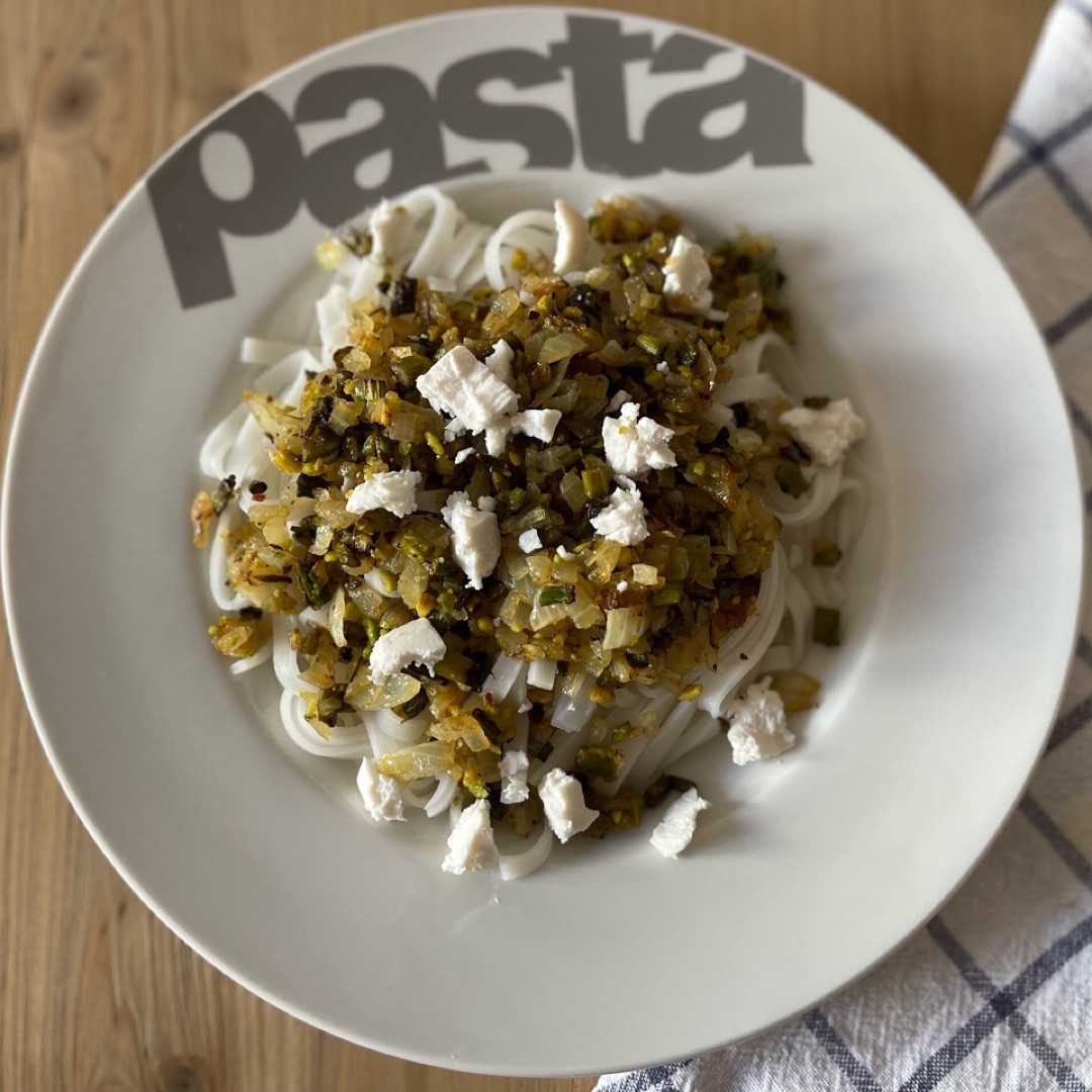 Noodles de arroz con espárragos y pistachos