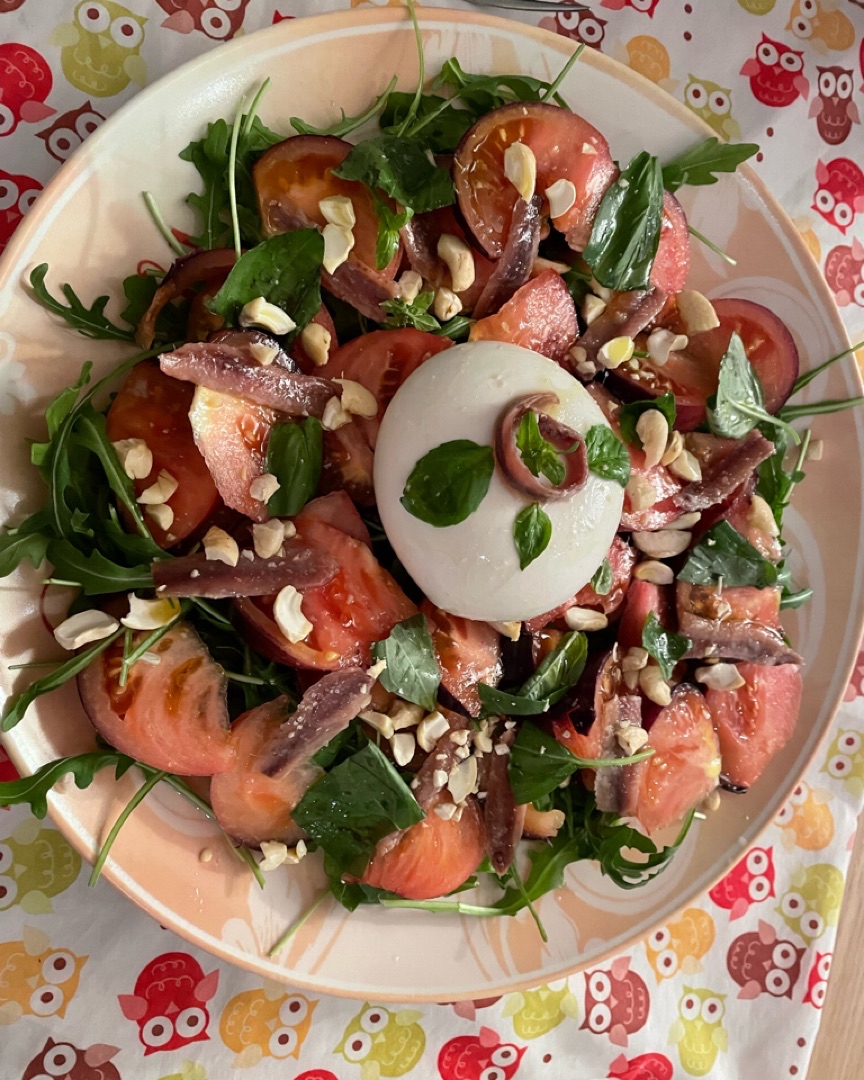 Ensalada de burrata y anchoas Ensalada de burrata y anchoas