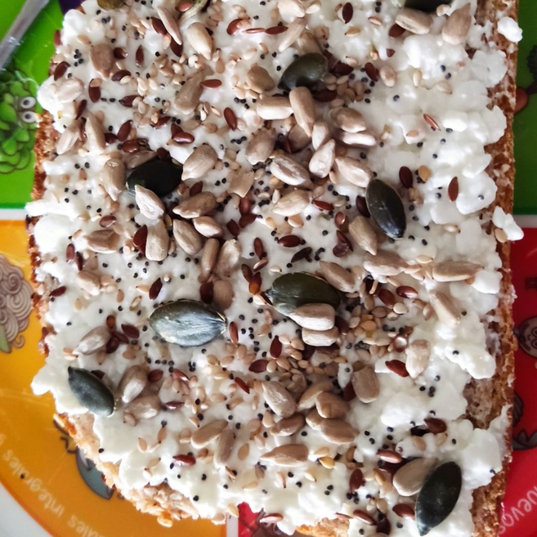 Tostada de queso Cottage y mix de semillas Tostada de queso Cottage y mix de semillas