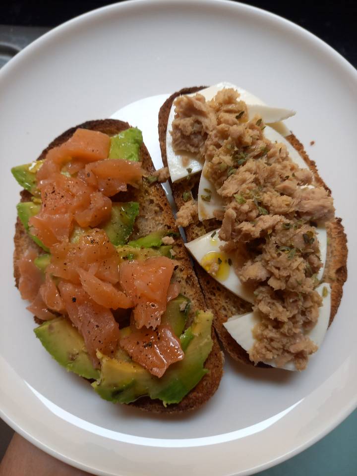 Tostadas con aguacate, salmón,  queso fresco y atún.