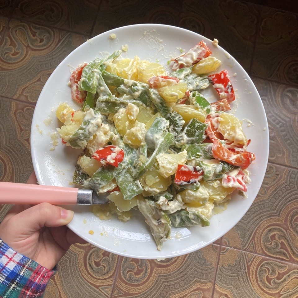 Patatas con judías verdes, pimientos y mayonesa