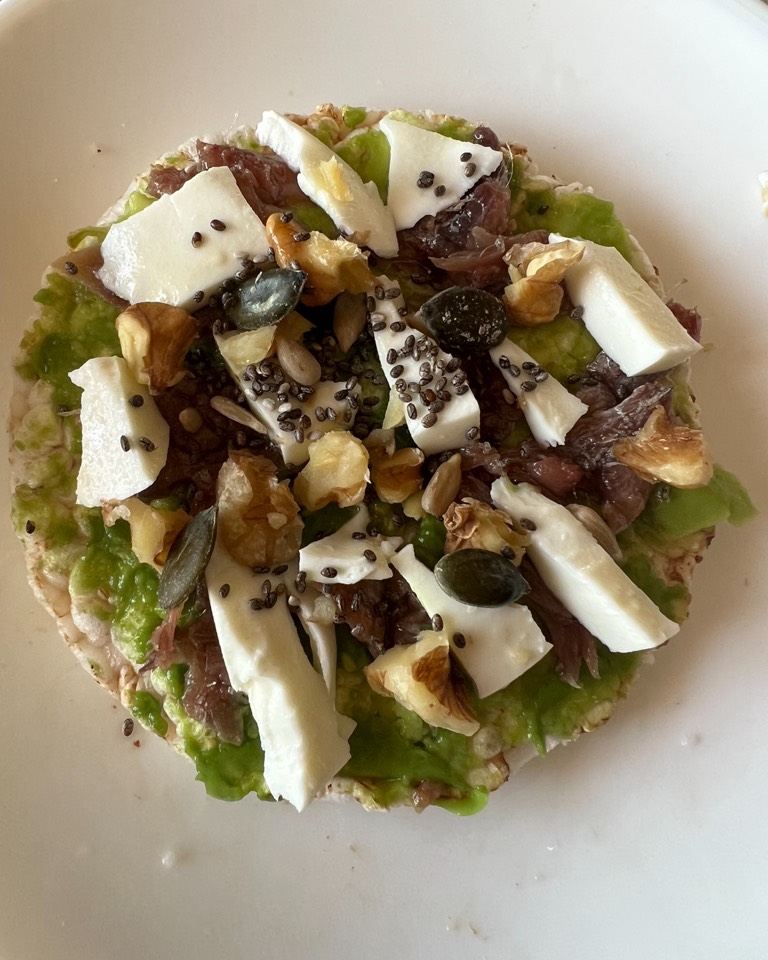Merienda —> Tortita de arroz con aguacate, anchoas, queso fresco de cabra + nueces y chia