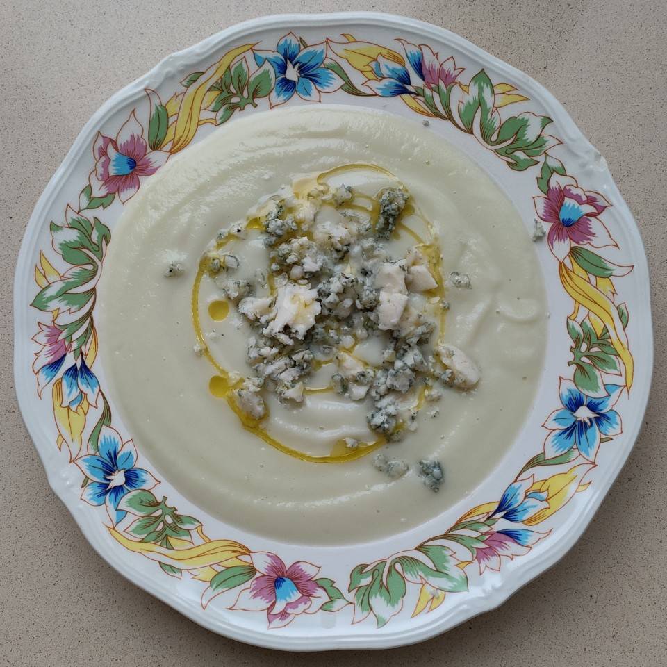 Crema de coliflor y calabacín con queso azul Crema de coliflor y calabacín con queso azul