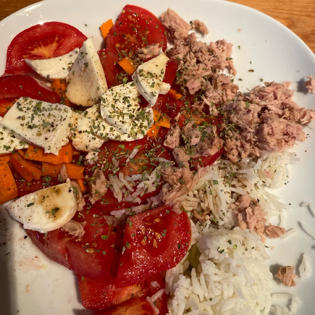 Tomate con arroz queso y atun Tomate con arroz queso y atun