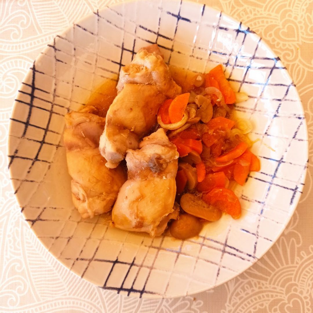 Pollo con verduras y salsa de soja.