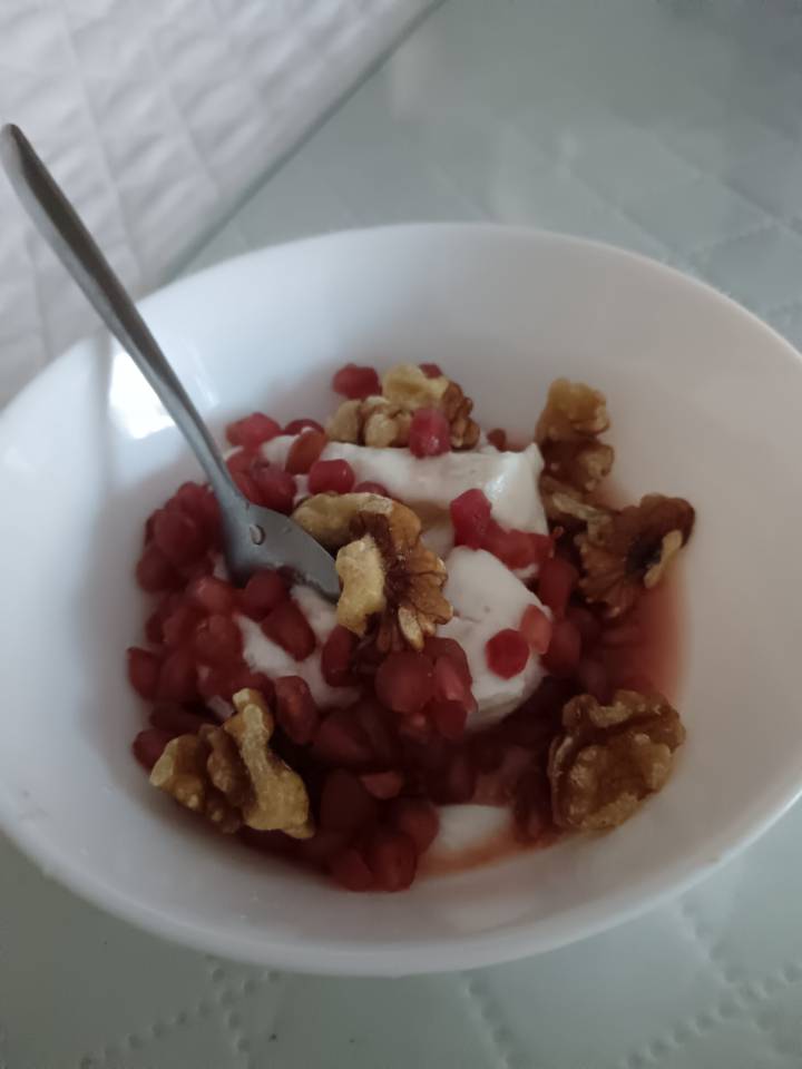 Yogurt natural con granada y nueces 
