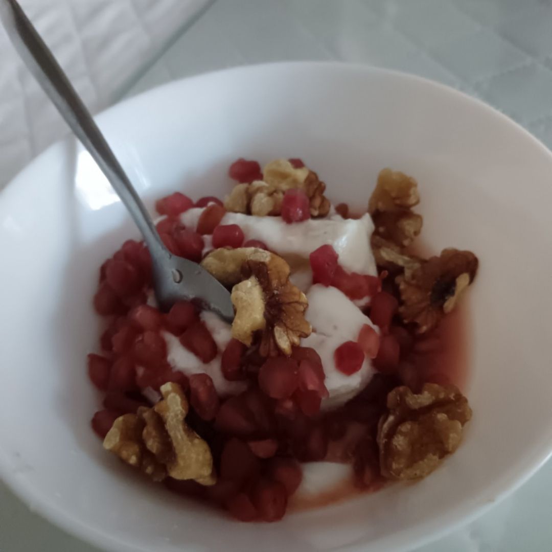 Yogurt natural con granada y nueces  Paso 0