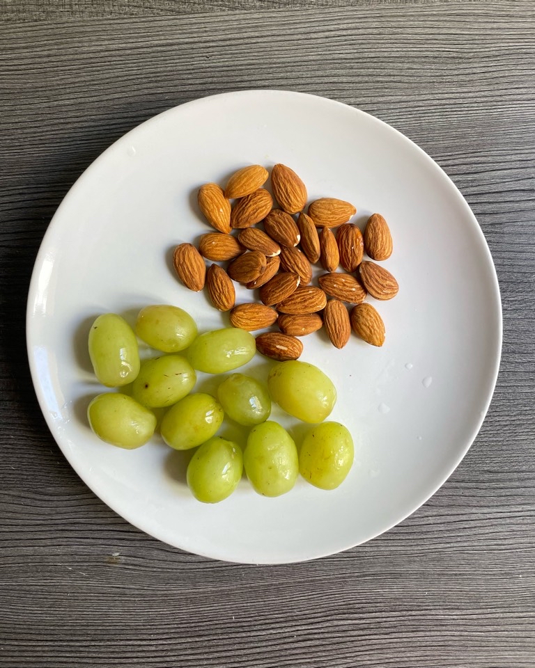 Uvas y almendras Uvas y almendras