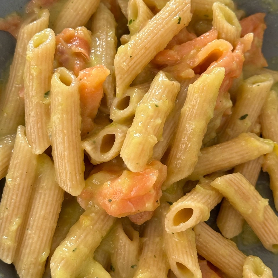 Pasta con salsa de calabacín y salmón ahumado 