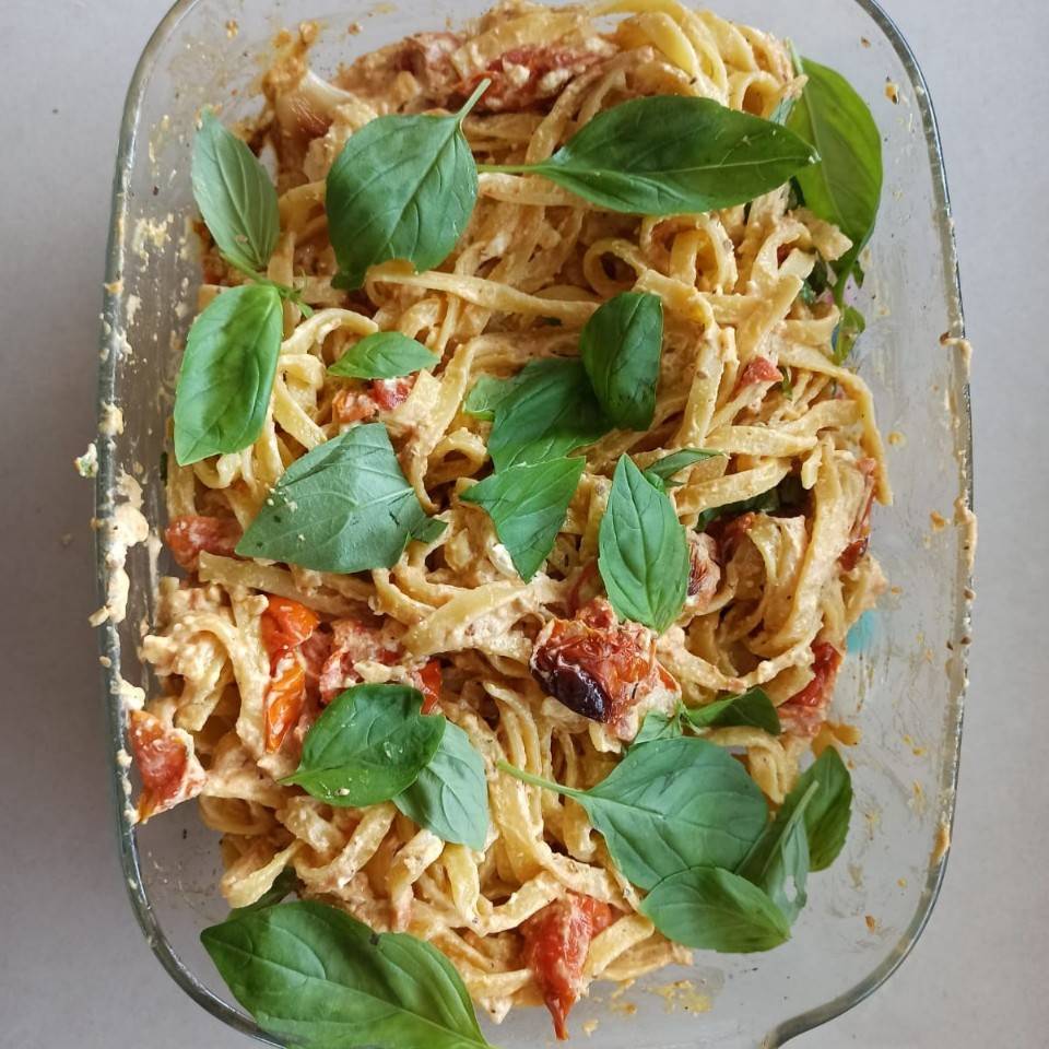 Pasta con queso feta, tomate cherry y albahaca🌱🧀🍅
