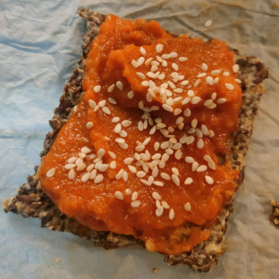 Zakuszka en tostada de semillas y sésamo tostado. Zakuszka en tostada de semillas y sésamo tostado.