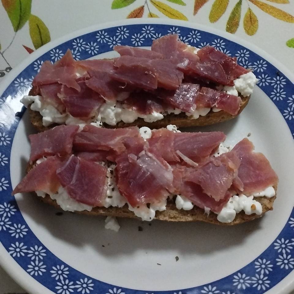 Tostada de jamón serrano y queso cottage Tostada de jamón serrano y queso cottage