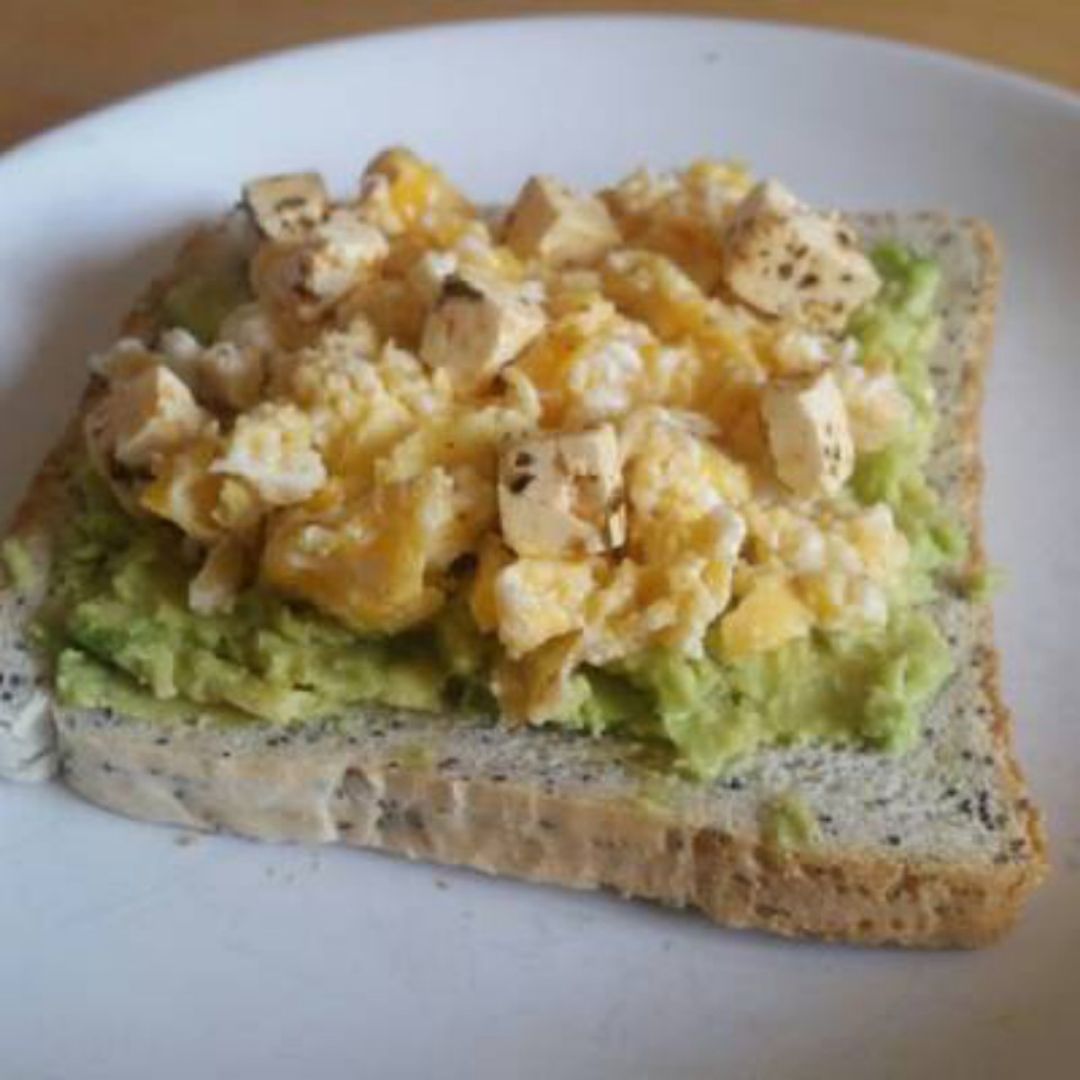 Tostada de aguacate y huevo revuelto Tostada de aguacate y huevo revuelto