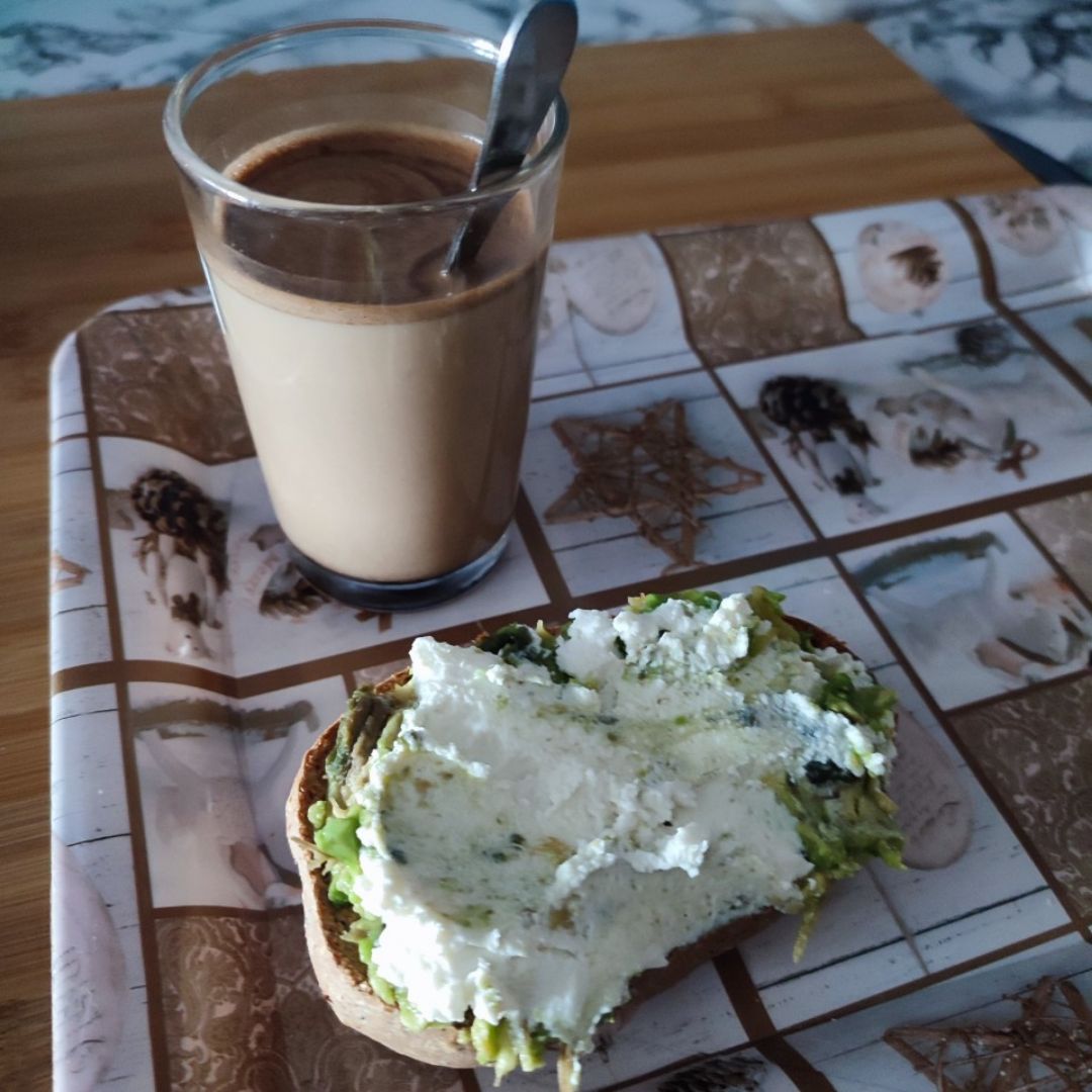 Tostada integral con aguacate y queso ricotta