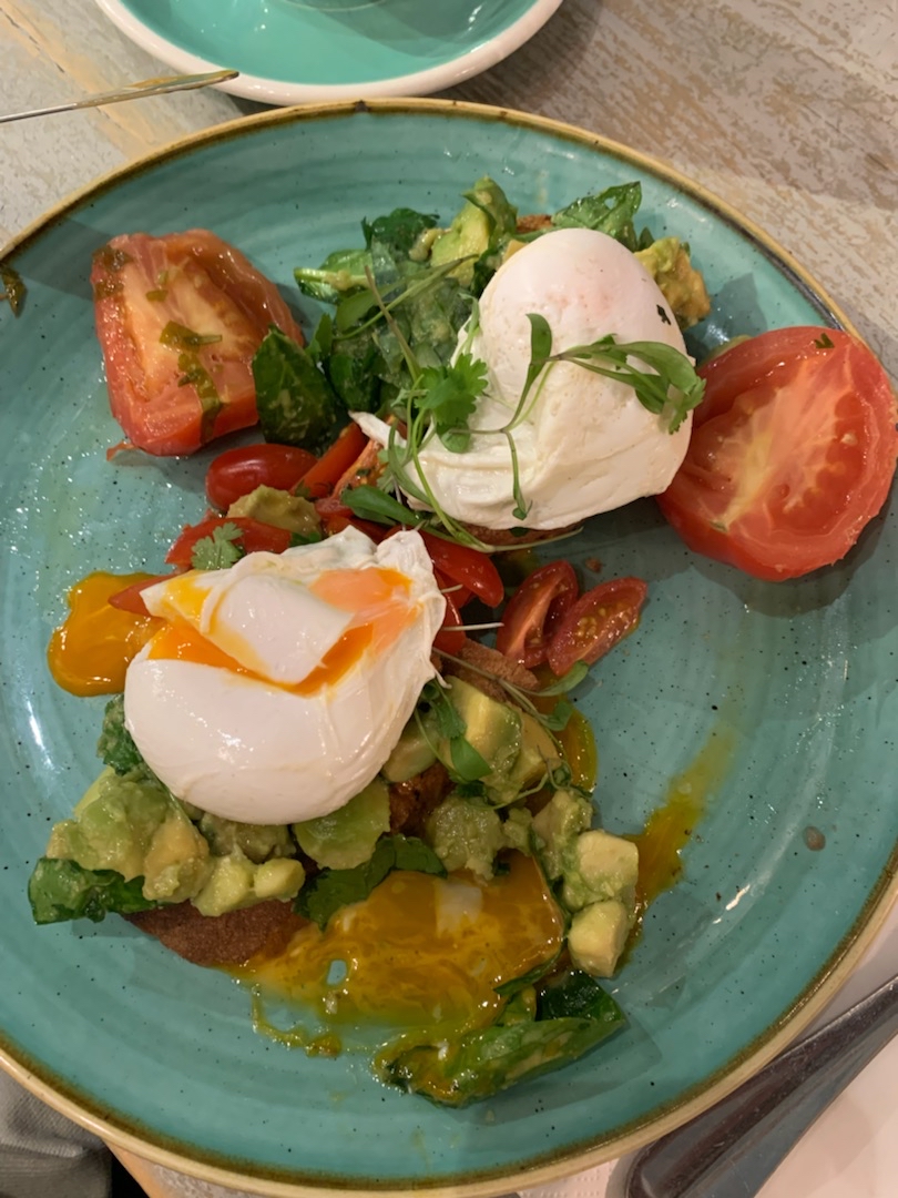 Tostadas con aguacate y huevo poché Tostadas con aguacate y huevo poché