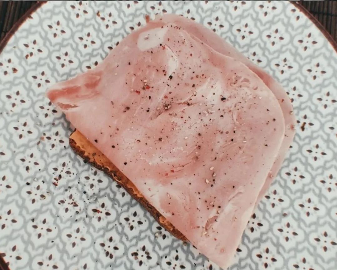 Tostada con lacón y hummus 😋