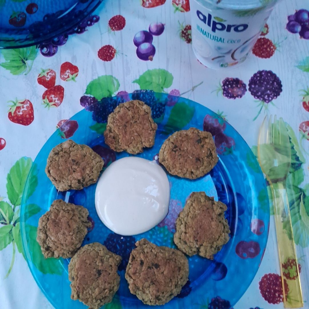 Falafel de brocoli con salsa de yogurt alpro coco