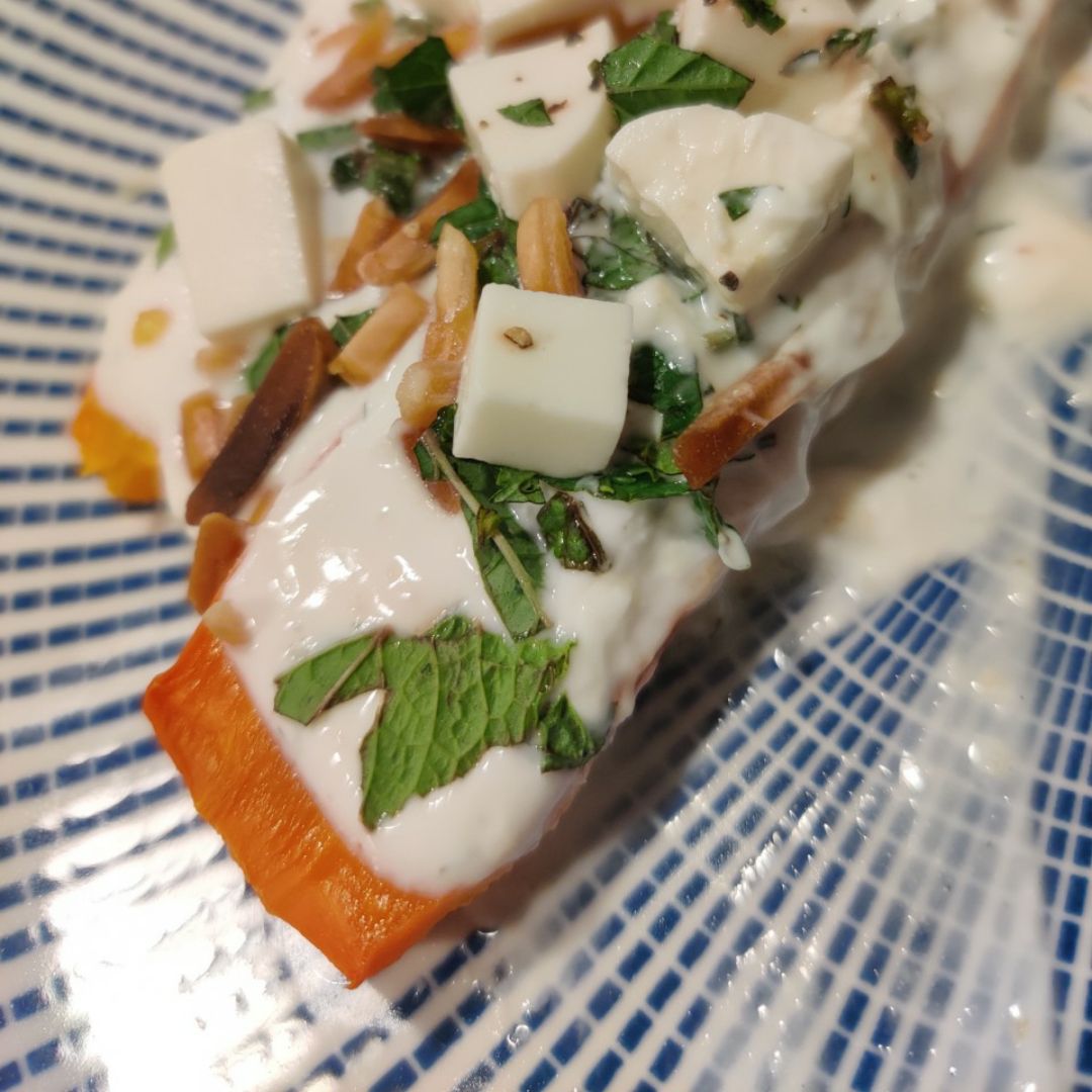 Zanahoria asada con salsa de yogur, almendras y menta Zanahoria asada con salsa de yogur, almendras y menta