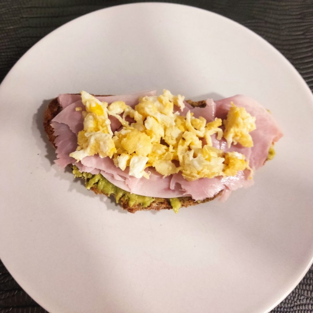 Tostada con guacamole, jamón cocido y huevo 😍