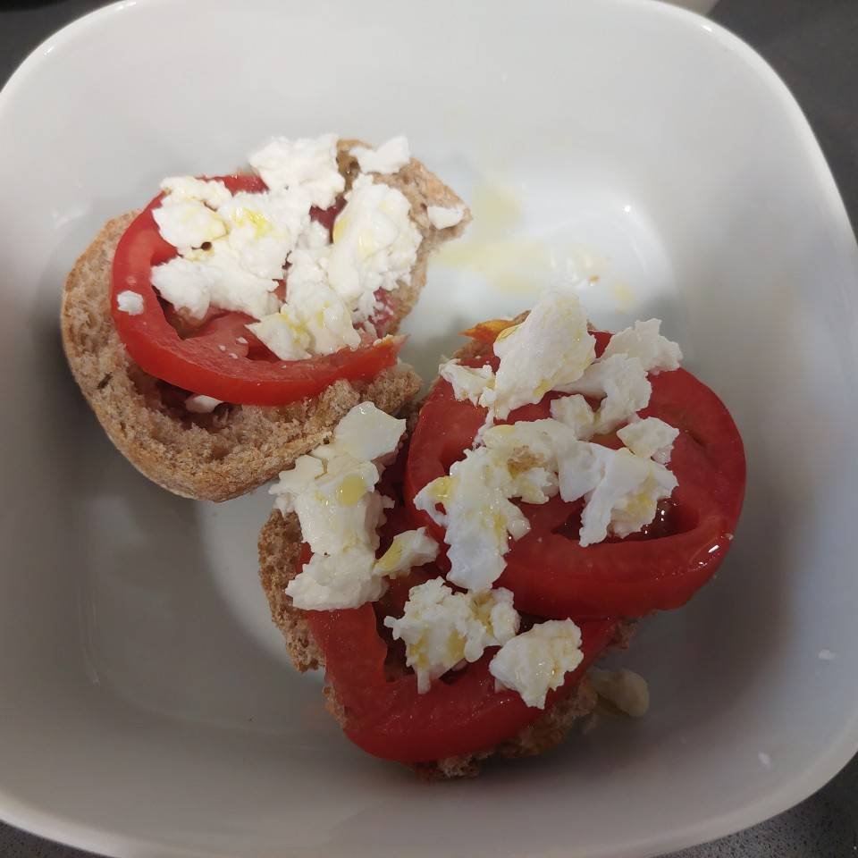 Tostadas de tomate y queso fresco