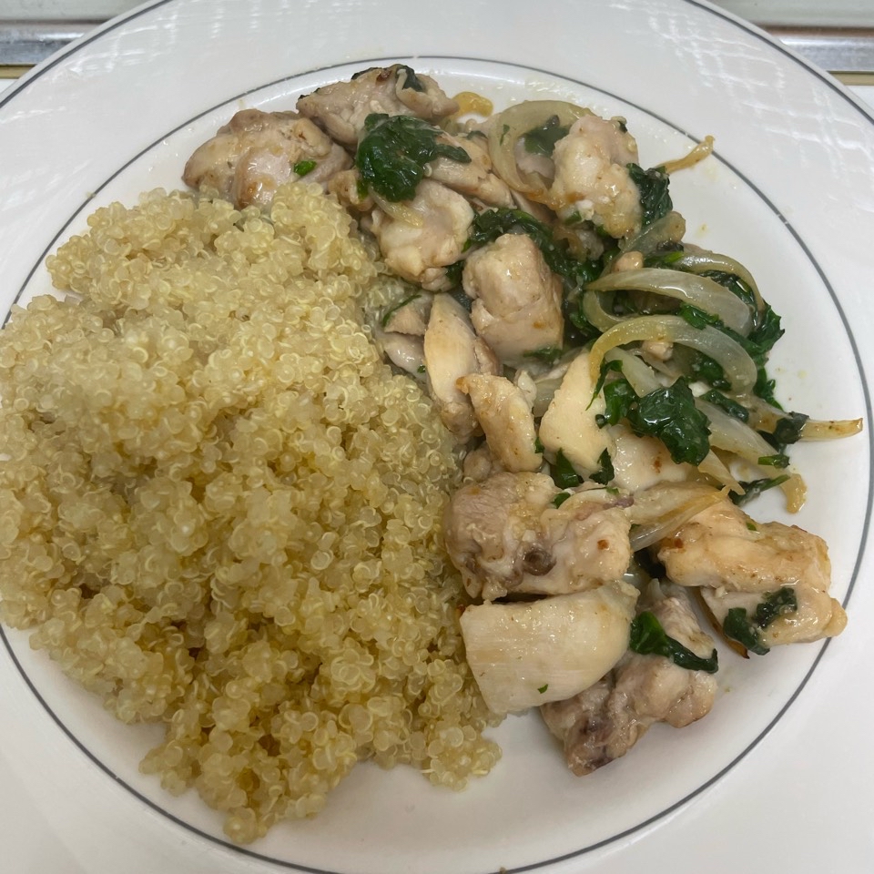 Salteado de pollo con espinaca y quinoa. Salteado de pollo con espinaca y quinoa.