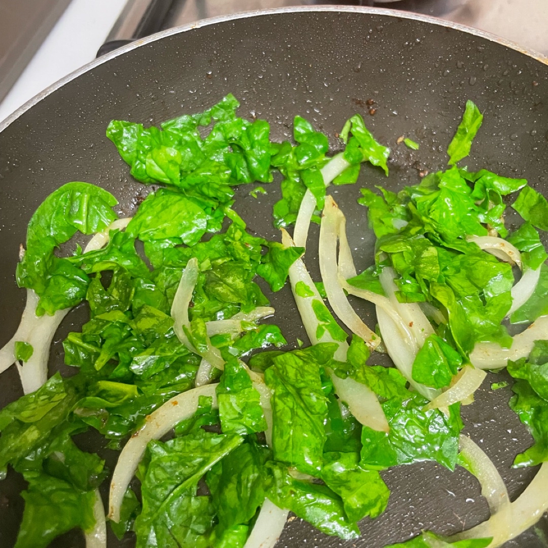 Salteado de pollo con espinaca y quinoa. Paso 1 Salteado de pollo con espinaca y quinoa. Paso 1
