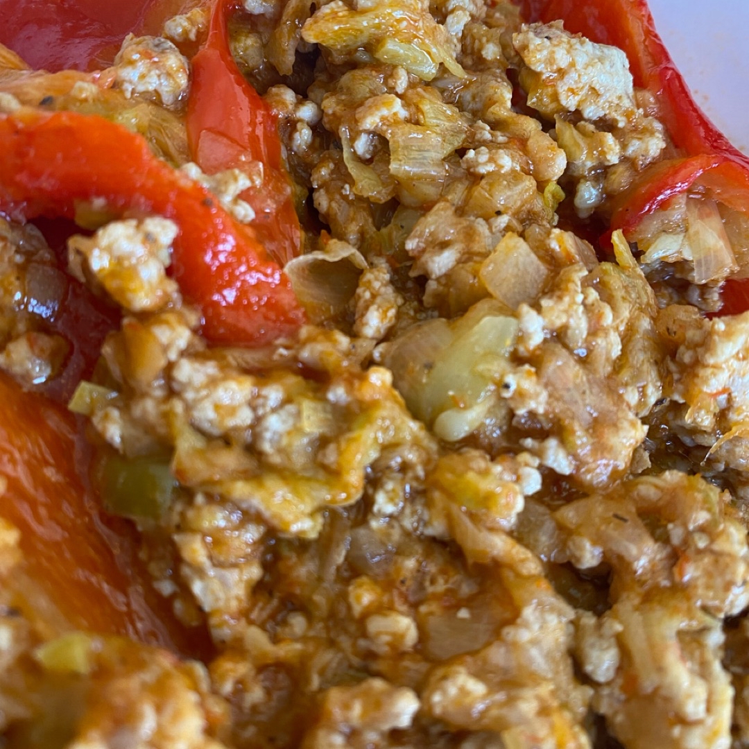 Pimientos rojos rellenos de pollo y verduras