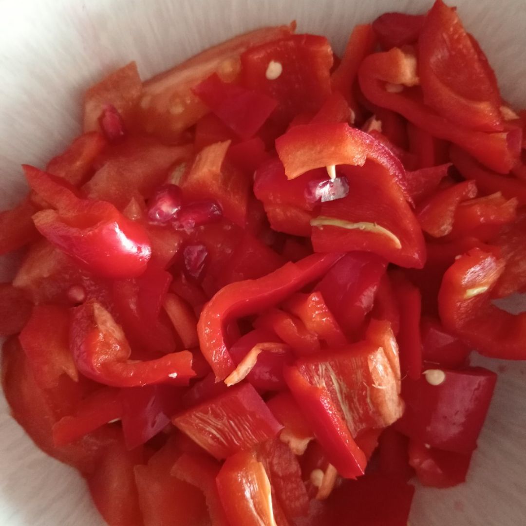 Macarrones con tomate 🍅, pimiento 🫑 y granada  Paso 1