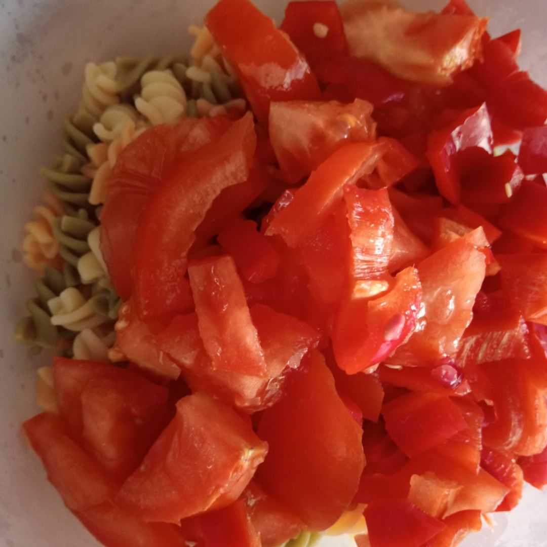 Macarrones con tomate 🍅, pimiento 🫑 y granada  Paso 1